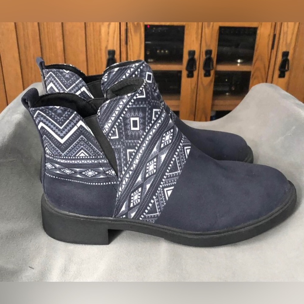 New Women’s Yes We vibe Black And White Aztec Boots, bootie -  Size 8